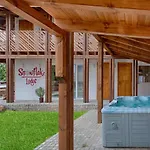 Будинок відпочинку сноуфлейк Snowflake Chalet&snowflake